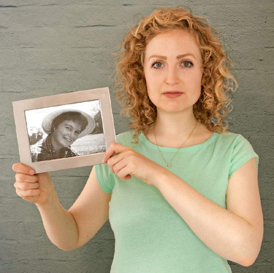 Jeannie met ’n foto van haar ma