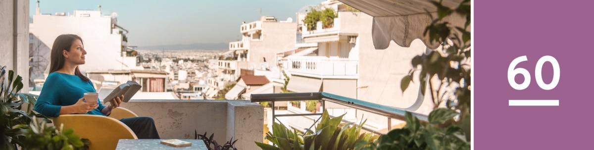 Les 60. ’n Vrou sit en lees die Bybel op haar balkon. Die boek ‘Kom nader aan Jehovah’ is op ’n tafel langs haar.