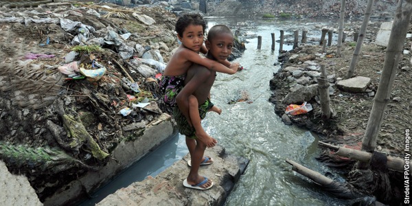 Kinders speel naby erg besoedelde grond en water