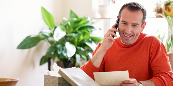 ’n Man praat oor die telefoon met ’n vriend