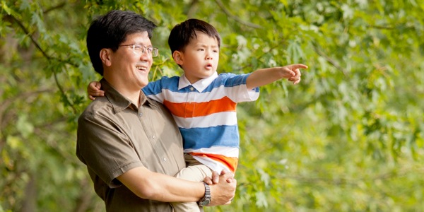 ’n Pa en sy jong seun geniet die natuur saam