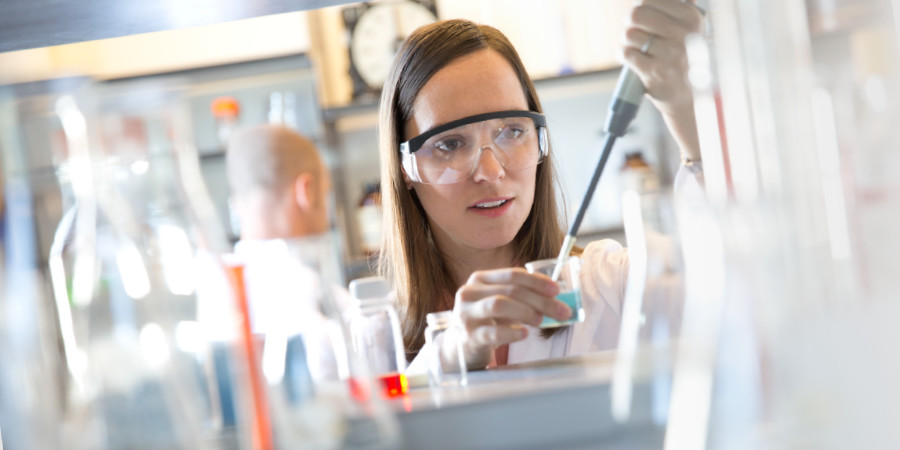 ’n Wetenskaplike in ’n laboratorium