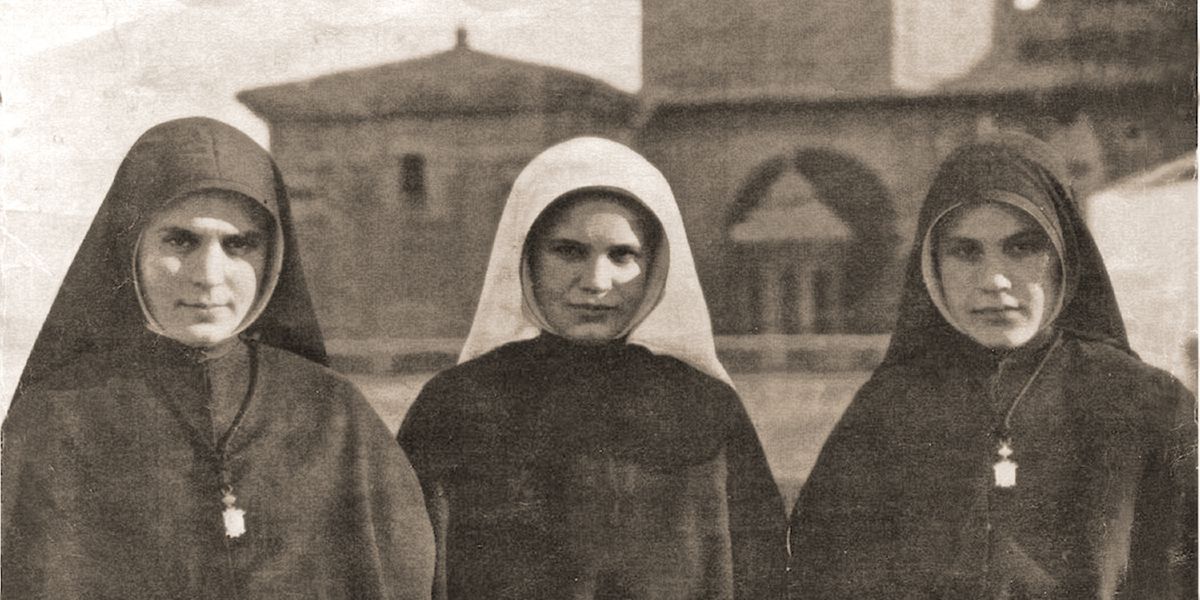 Drie van die Fernández-susters, twee in Katolieke nonnedrag en een met die wit sluier van ’n nuweling