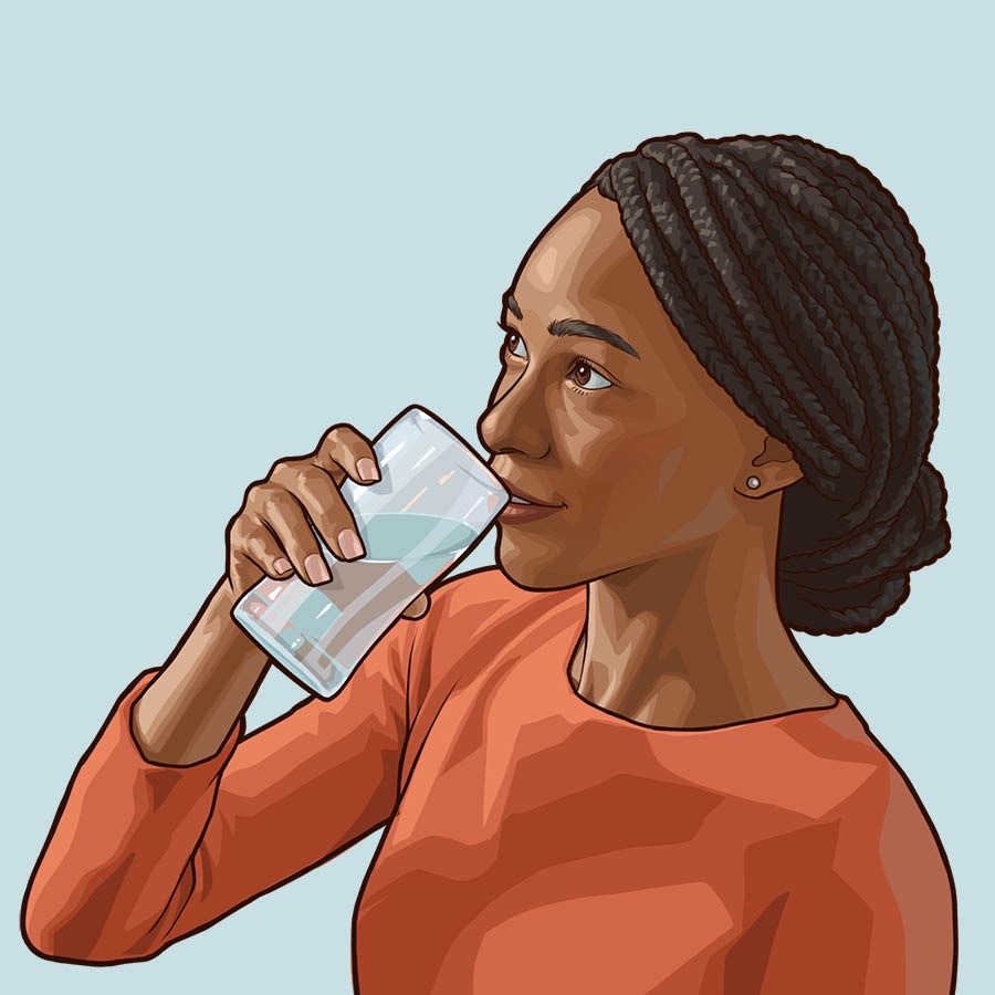 ’n Vrou wat ’n glas water drink.
