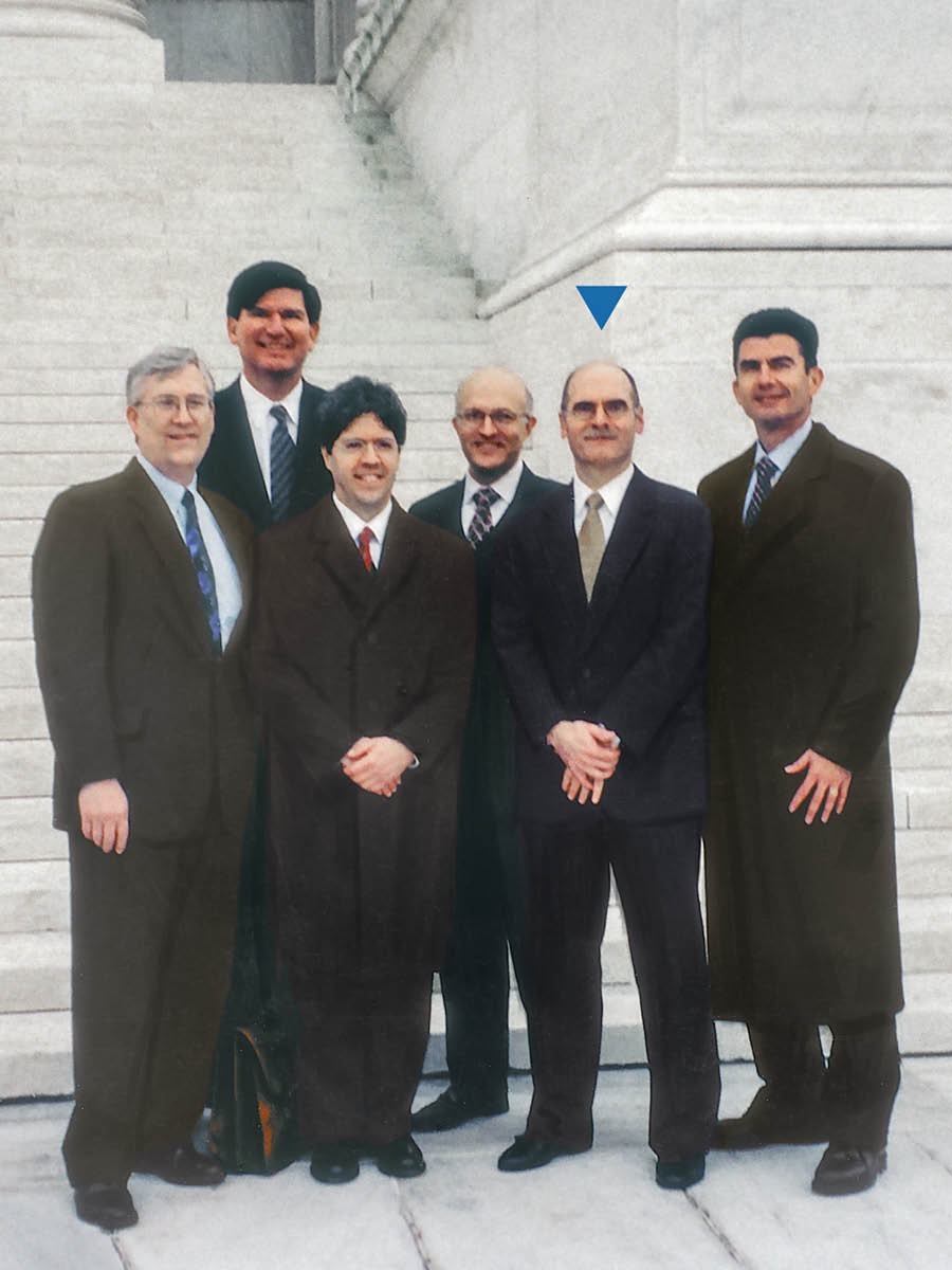 Richard Moake, Gregory Olds, Paul Polidoro, Philip Brumley, Don Ridley en Mario Moreno buite die Amerikaanse Hooggeregshof.