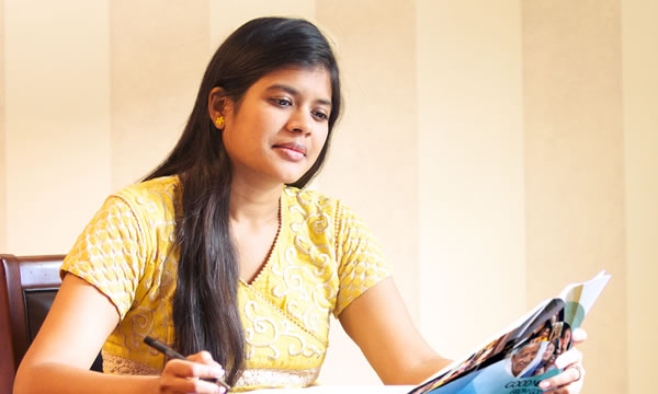 امرأة تدرس كراسة بشارة من اللّٰه