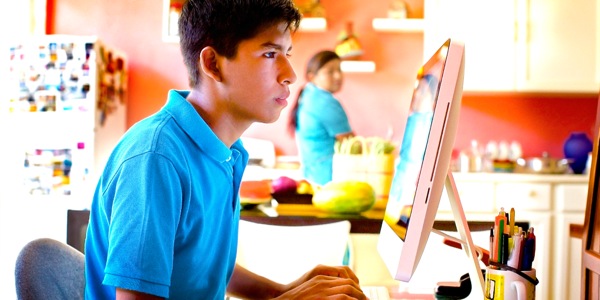 امّ تنظر الى ابنها وهو يتصفَّح الانترنت