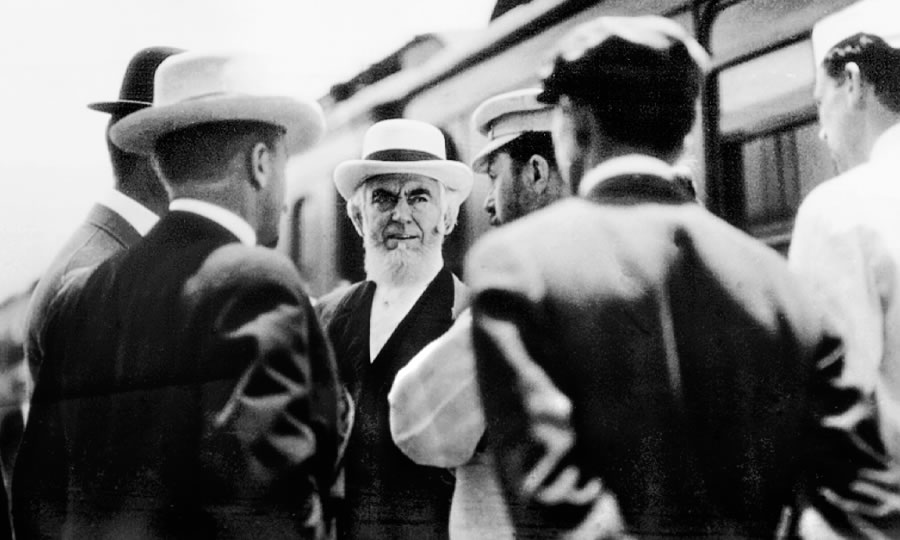 تشارلز تاز رصل يتحدث الى بعض رفاقه المقرَّبين