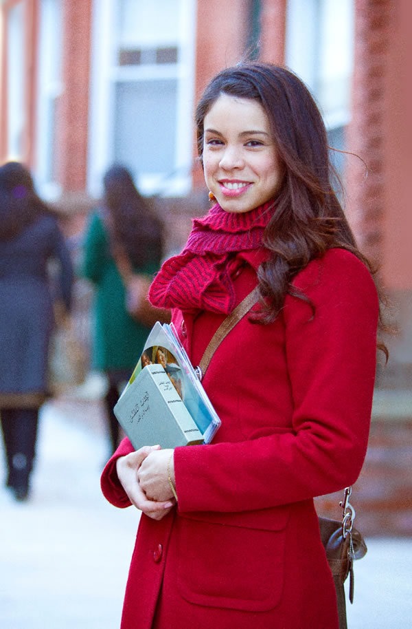 اخت اثناء اشتراكها في عمل البشارة