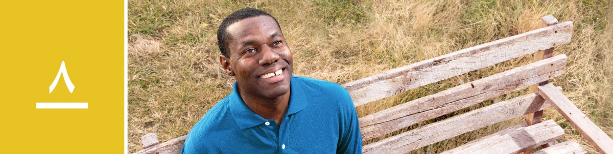 الدرس ٨:‏ رجل يجلس على مقعد وينظر الى السماء