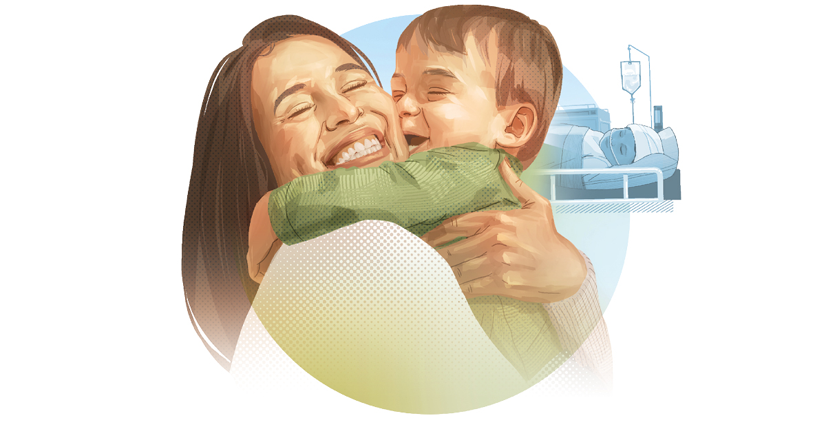 صبي كان مريضا لكنه الآن بصحة جيدة ويعانق أمه