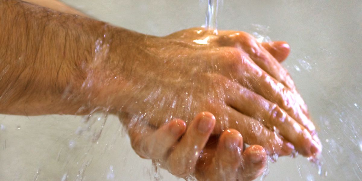 يدان تُغسلان