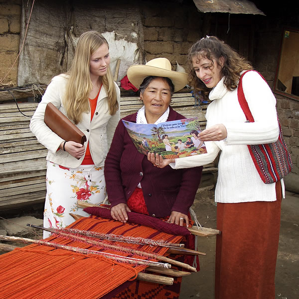 شاهدتان ليهوه عزباوان تقومان بالشهادة العلنية