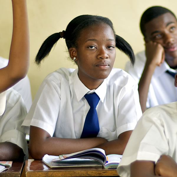 فتاة واحدة في صف كل تلاميذه صبيان