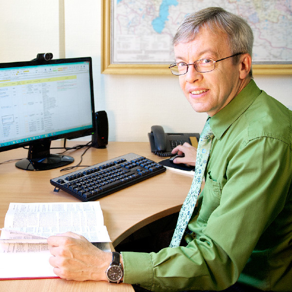 ماثيو يعمل في مكتب الفرع