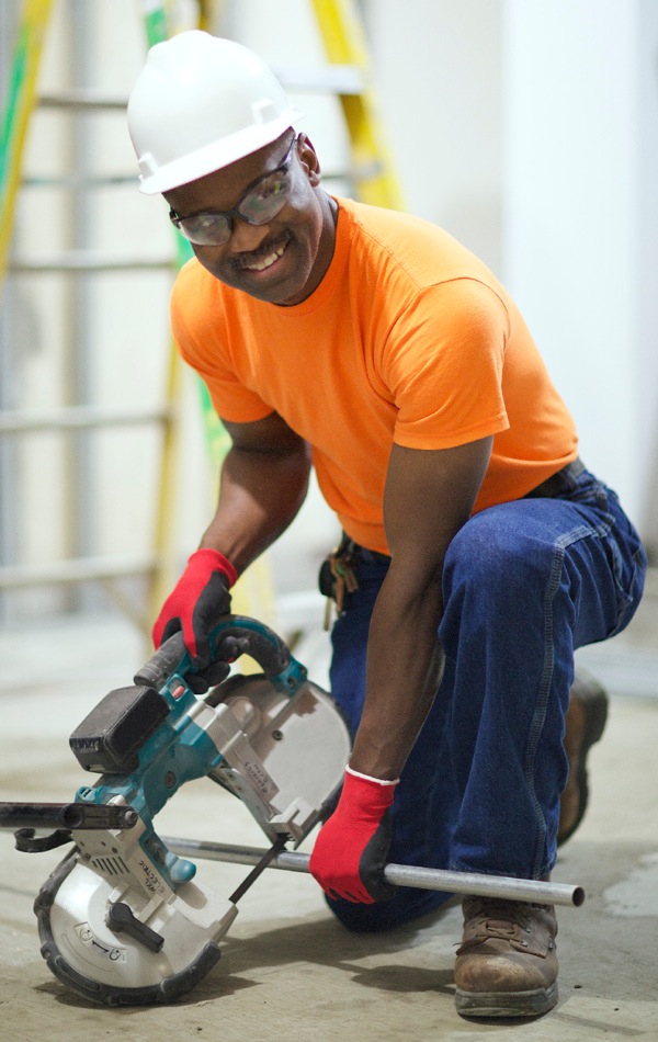 واي يقوم بأعمال كهربائية