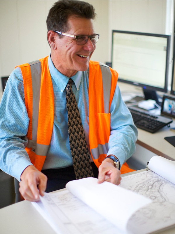 كينيث يراجع برامج البناء