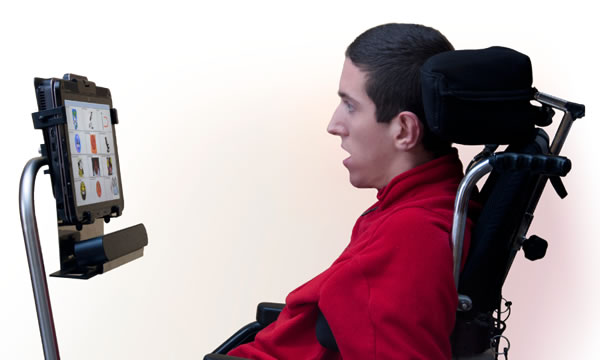 خايرو يستخدم جهاز كمبيوتر يعمل بحركة العين