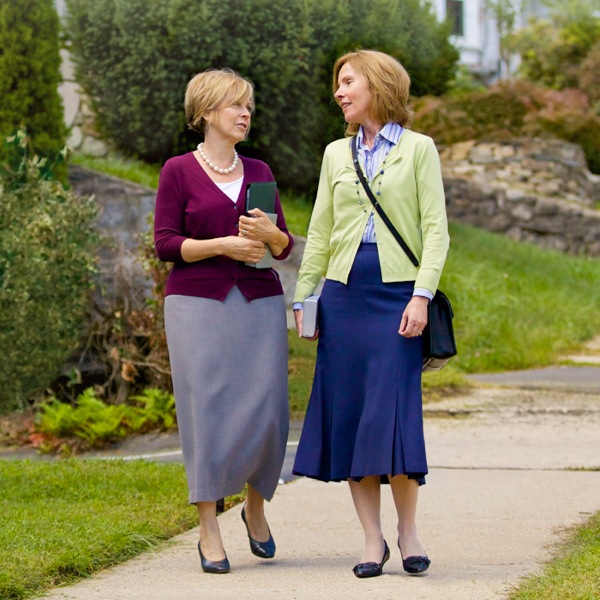 اختان تبشِّران من بيت الى بيت