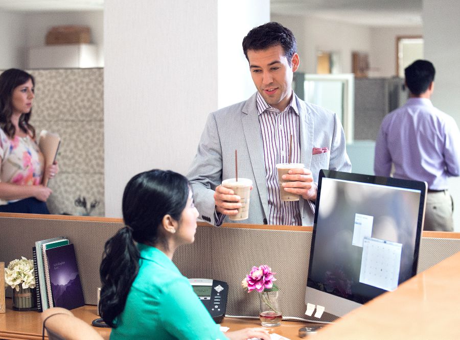 اخت يحضر لها زميلها شيئا لتشربه