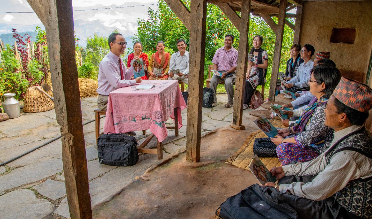 A circuit overseer conducts a meeting for field service