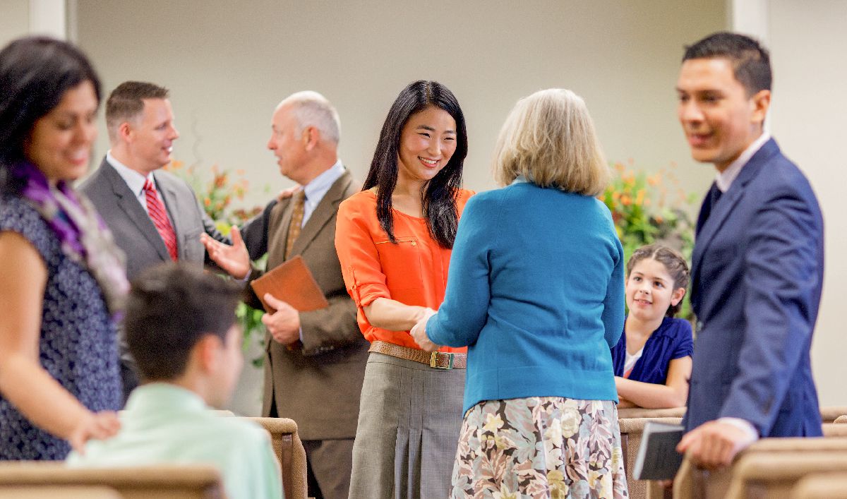 Congregation members express appreciation to the circuit overseer and his wife