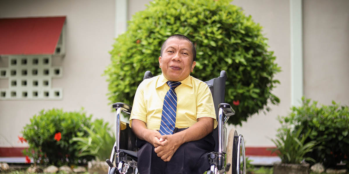 Si Mark Herman na naka-wheelchair.