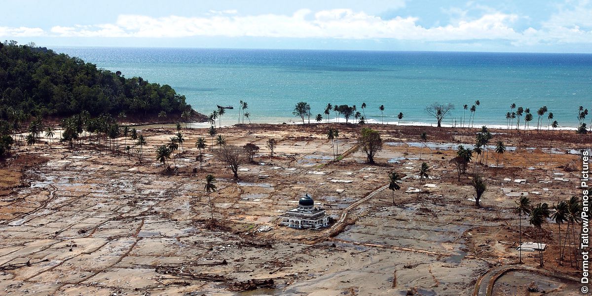 Baybayon sa Sumatra, Indonesia na dinestroso kan tsunami