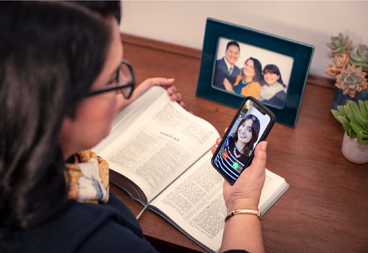 A disfellowshipped family member’s picture appears on a sister’s phone