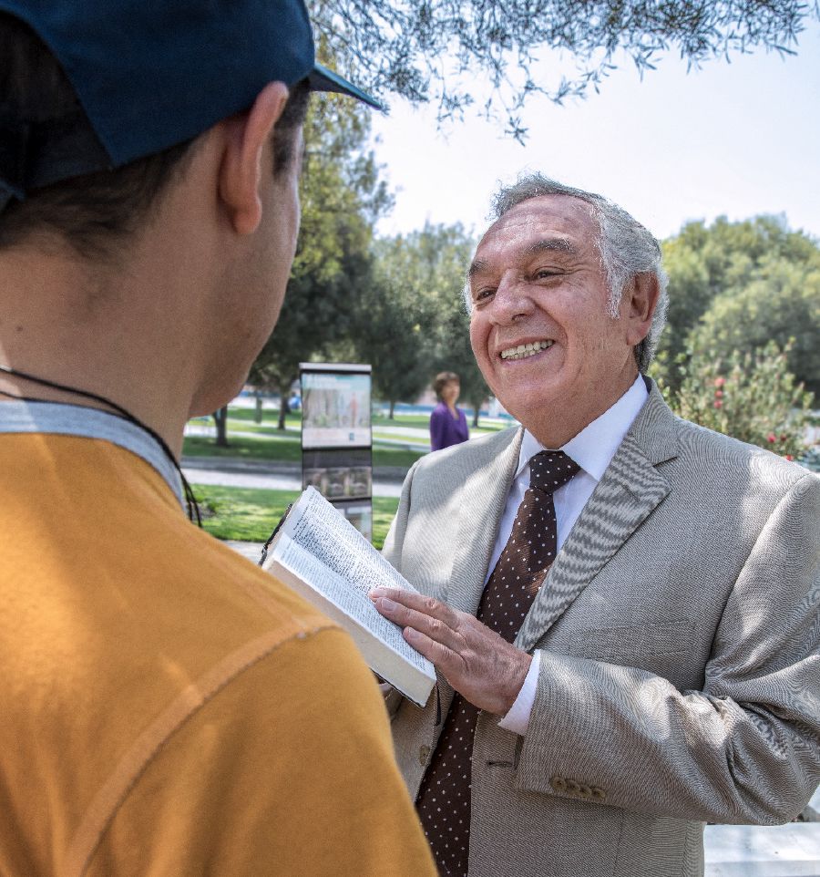 Un germà gran predicant en espais públics