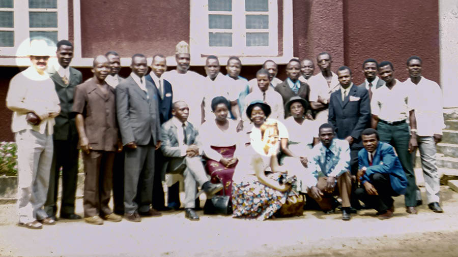 En Louis i l’Angèle amb germans que servien a l’obra itinerant al Camerun.