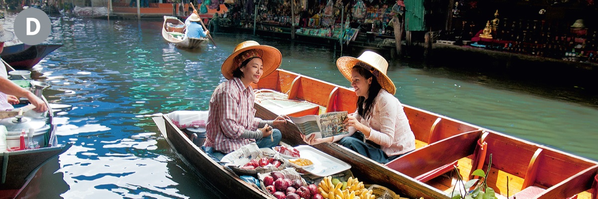 D.在泰国的一个水上市场，一个耶和华见证人向一个女子传道。