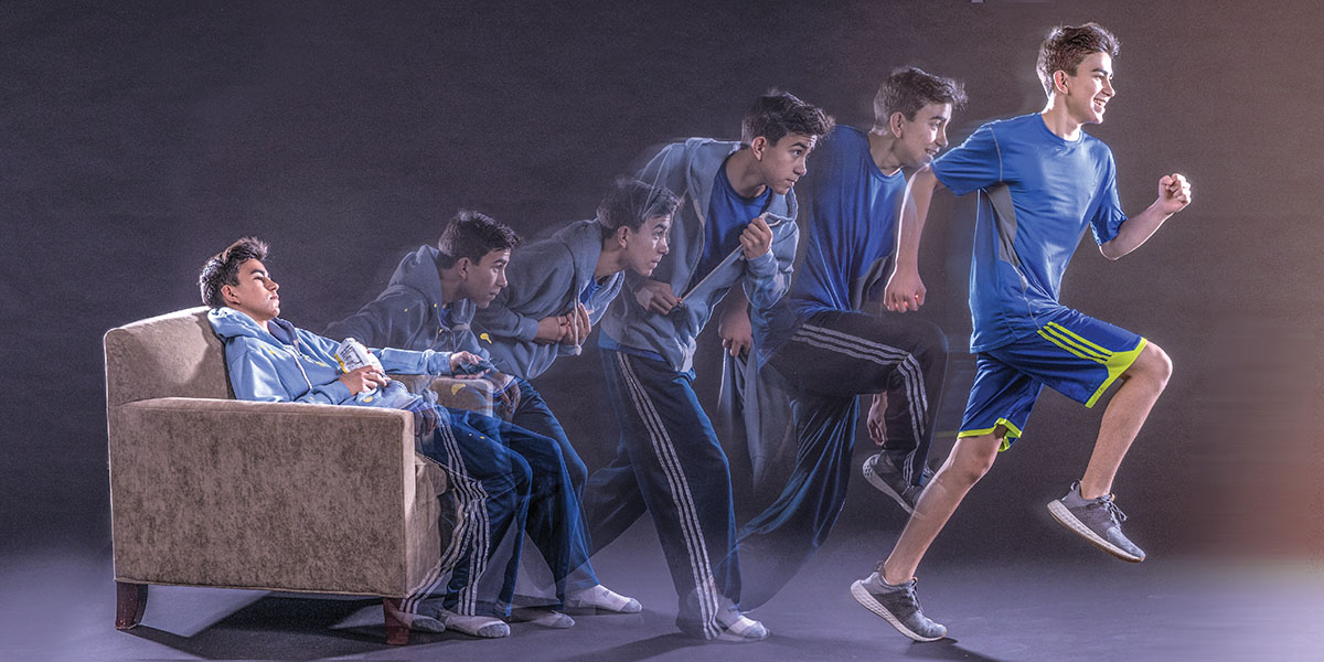 一個窩在沙發上的男孩站起來開始跑步