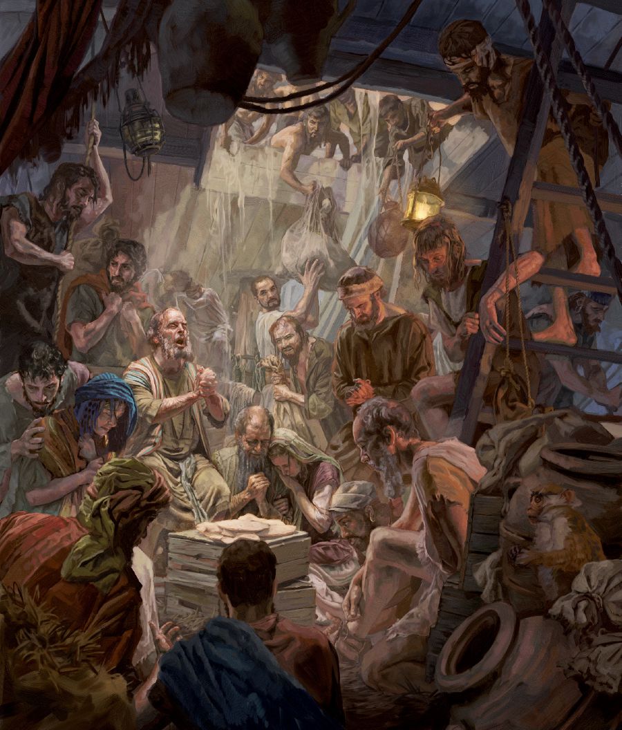 Pavel se modlí v přeplněném podpalubí nákladní lodi. Někteří vyčerpaní cestující sklánějí hlavu, jiní se rozhlížejí. Na bednách je plochý chléb