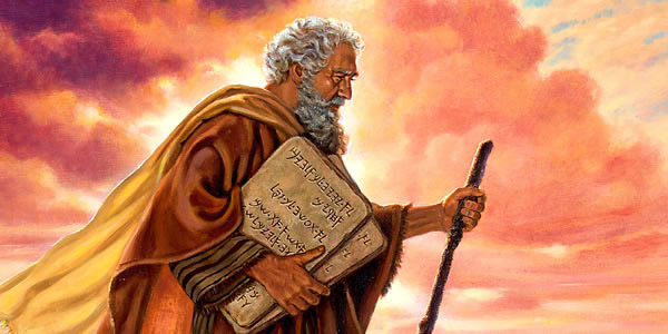 Mojžíš drží dvě kamenné tabulky, které obsahují Deset přikázání