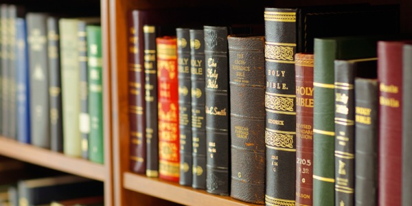 Různé překlady Bible v knihovně