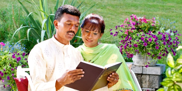 Manželé si spolu čtou Bibli