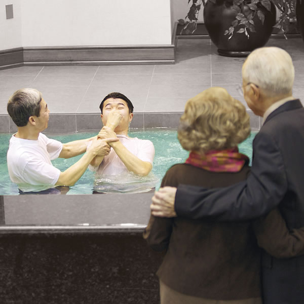 Dva svědkové Jehovovi u křtu muže, se kterým studovali Bibli