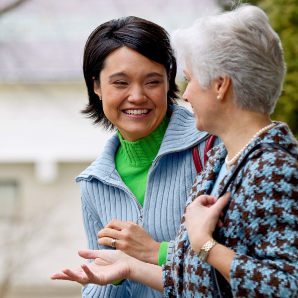 Dos buenas amigas conversando