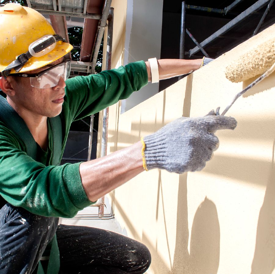 Un voluntario trabaja en una obra de construcción