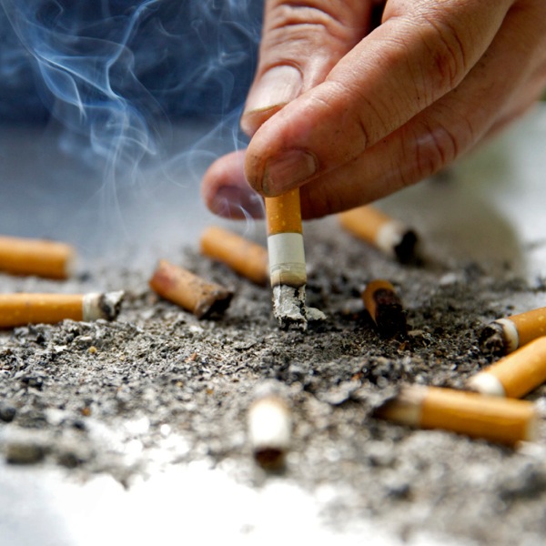 En der skodder en cigaret