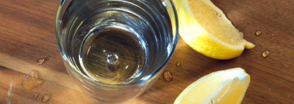 Et glas rent vand og citronskiver