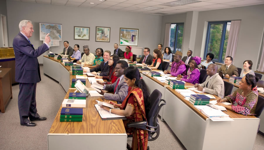 Et klasselokale med elever på Gileadskolen, der lytter til en lærer