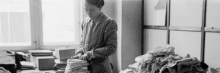 En søster i Schweiz i 1946 pakker nødhjælp til sine medkristne