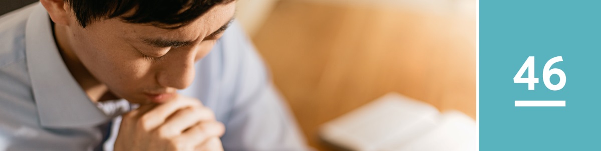 Lektion 46. En mand beder til Gud mens han er alene.