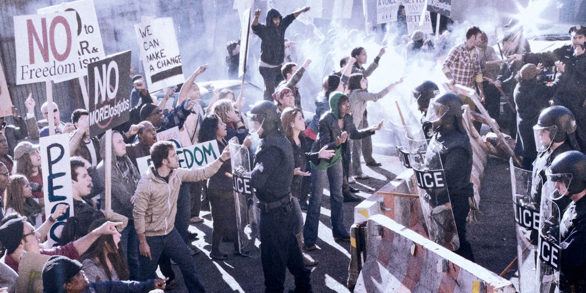 Politistyrker der forsøger at standse en politisk demonstration.