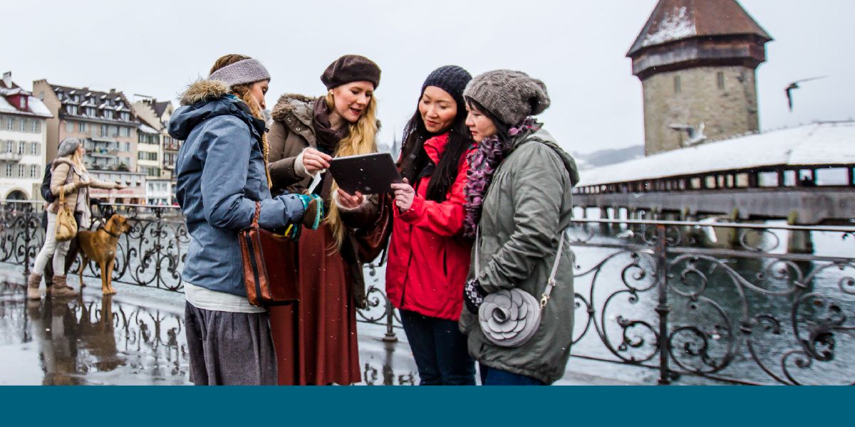 Nogle søstre bruger en tablet i den offentlige forkyndelse i Schweiz