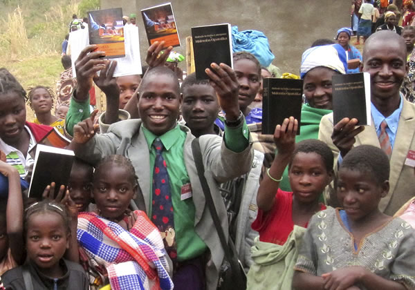 Jehovas Vidner i Mocambique med ny bibelsk litteratur
