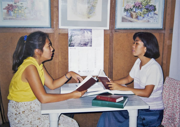 Precious studerer Bibelen med Marieta