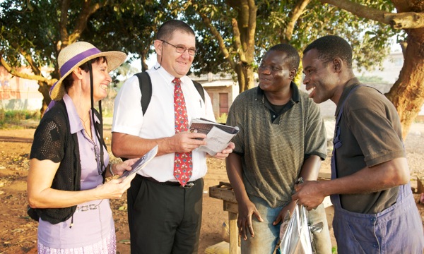 Katy og Eric forkynder i Benin